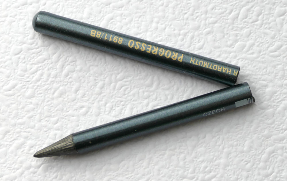 grafitové ceruzky B-B8 sú krehkejšie, ľahšie sa zlomia